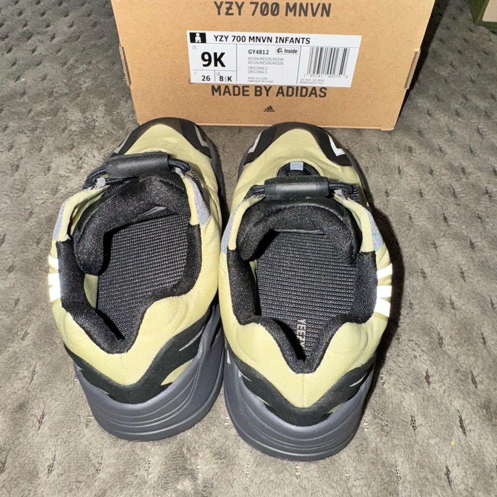 Worn 1x for a Photoshoot. Yeezy 700 Little kids size 9. Final Sale - Picture 3 of 3